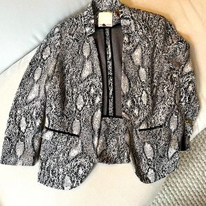 Size 4 b&w snake print blazer by Rebecca Taylor. Popped collar. Faux pockets.
